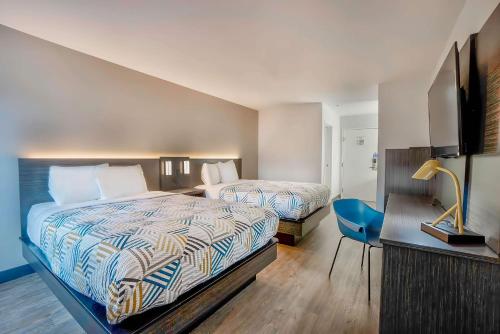 塔尔萨Motel 6 Tulsa, Ok - Central的酒店客房配有两张床和一张书桌