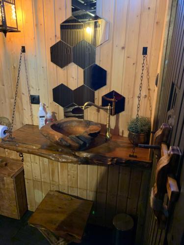 塞尔福斯Valhalla Yurts Freya的浴室配有带水槽的木制台面