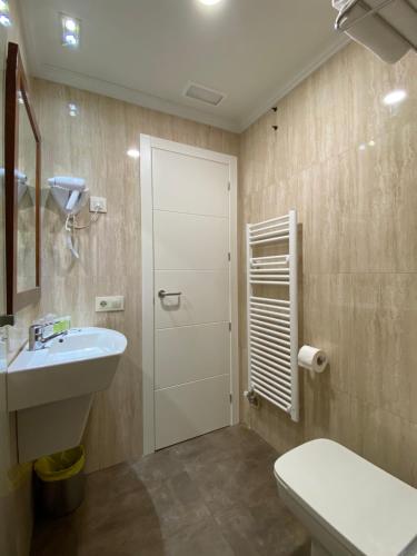 维戈Hotel Arsus的浴室配有白色卫生间和盥洗盆。