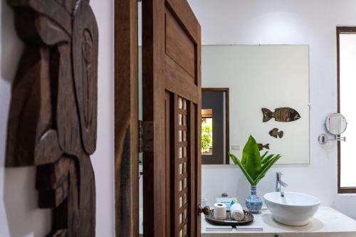 爱妮岛Mahogany Resort & Spa的一间带水槽和镜子的浴室