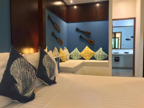 爱妮岛Mahogany Resort & Spa的一间卧室配有一张大床和枕头