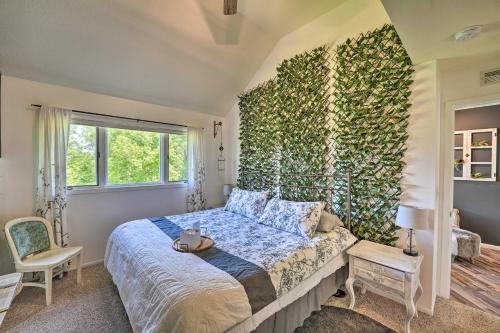 加利纳Cozy-Chic Escape Private Deck and Resort Perks的一间卧室配有一张带绿色墙壁的床