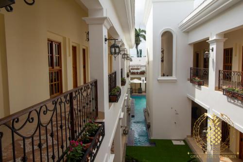 里瓦斯GRAN HOTEL VICTORIA的带阳台的走廊