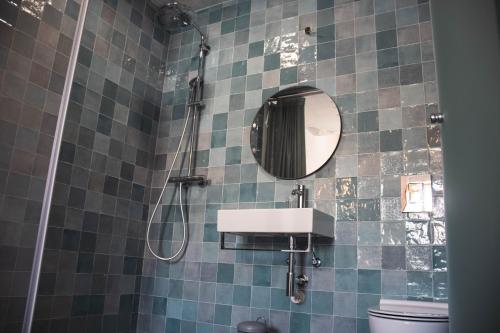 拉波塞拉Laurus - Charming House的一间带水槽和镜子的浴室
