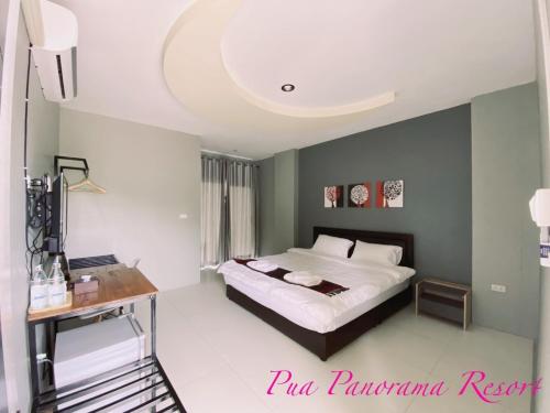 南府Pua Panorama Resort的一间卧室配有一张床和一张书桌