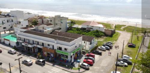 瓜拉图巴Pousada Verdes Mares guaratuba的海滩旁停车场的空中景致