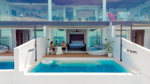 道伊斯Epic Suites Bohol ADULTS ONLY的一座带游泳池和一间卧室的房子