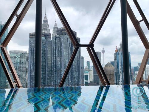 吉隆坡Scarletz Suites KLCC by Mykey Global的游泳池享有库阿拉(kuala)城市天际线的景致。