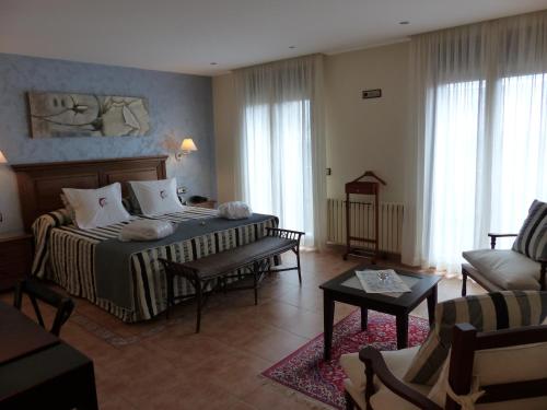 帕斯底拉卡萨Hotel Les Truites Adults only的一间卧室设有一张床和一间客厅。