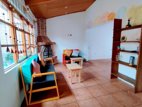 瓦拉斯Casa Tribu的客厅配有椅子和壁炉
