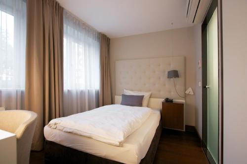 美因河畔法兰克福欧洲风格酒店的酒店客房设有床和窗户。