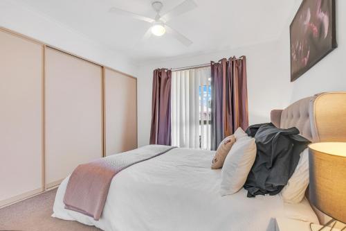 伊丘卡Sleepy Shackell - Echuca Moama Holiday Accommodation的一间卧室设有一张床和一个窗口