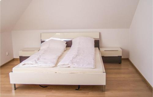格里兹鲍Nice Apartment In Grzybowo With Kitchenette的白色的床、白色床单和枕头