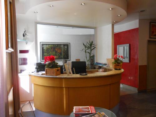 米兰帕尔马酒店的办公室设有前台,配有大镜子