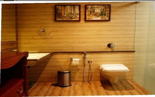 拉杰果德The Emerald Club ,Rajkot的一间带卫生间和水槽的浴室