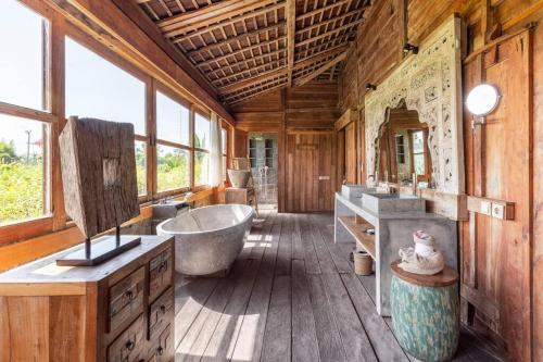 塔巴南阿拉米精品别墅及度假村的带浴缸和盥洗盆的大浴室