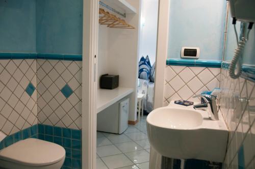蓬扎Guest House Villa Il Gabbiano的浴室配有白色水槽和卫生间。