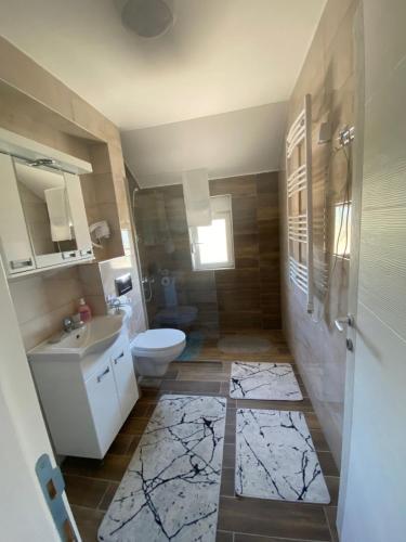 新瓦罗什Apartman Zara Zlatar的一间带卫生间和水槽的浴室