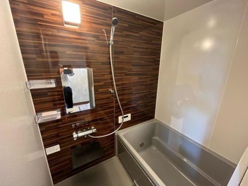 KatakaiBeringei House - Vacation STAY 60439v的带浴缸和镜子的浴室