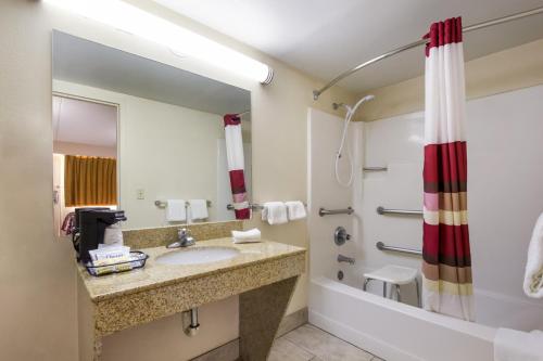 谢尔比维尔谢尔比维尔红屋顶客栈的一间带水槽和淋浴的浴室