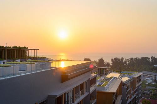 苏林海滩普吉島美達格蘭德渡假村的从大楼欣赏日落美景