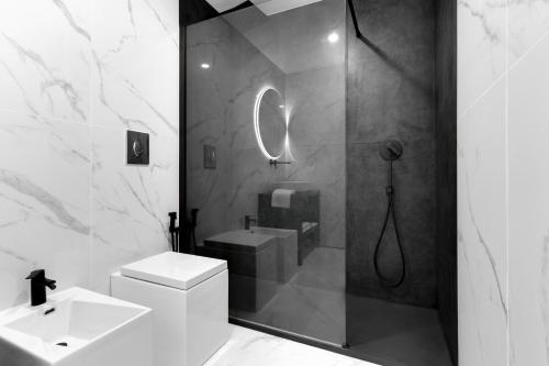 卡利亚里Caralis Suites Rooms的带淋浴、卫生间和盥洗盆的浴室