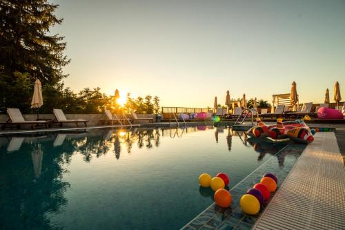 萨帕雷瓦巴尼亚EMAR HOTEL & SPA的水中一个游泳池,有五颜六色的球