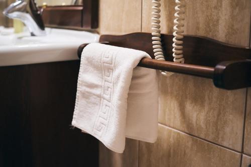 布加勒斯特巴里奥别墅公寓的毛巾架上挂在水槽旁的毛巾架上