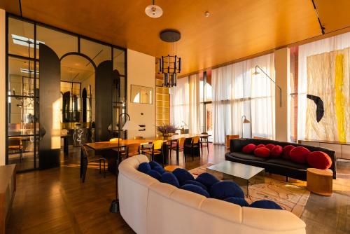 TsinandaliTsinandali Estate Villa Collection的客厅配有沙发和桌子