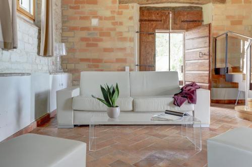 锡罗洛Villa Vetta Marina - My Extra Home的客厅配有白色的沙发和桌子