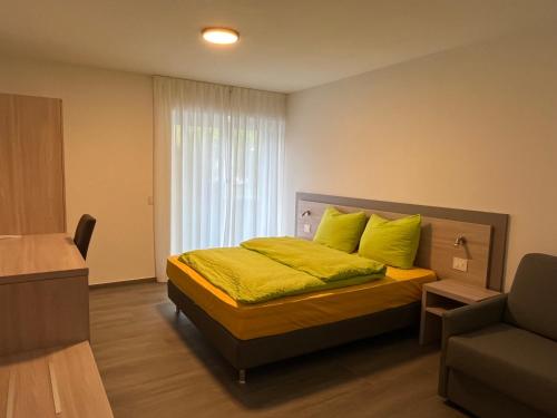 CamaMotel Afia的一间卧室配有一张带黄色枕头的床