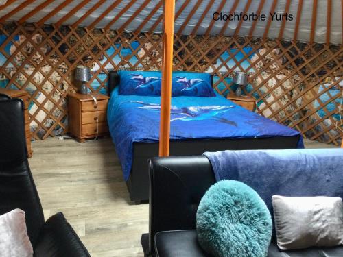 TurriffColourful Mongolian Yurt enjoy a new experience的蒙古包内带一张床和椅子的房间