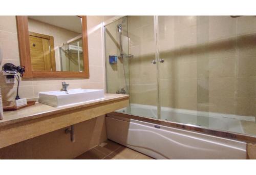 锡利夫里Westport Istanbul Resort & Spa Hotel的一间带水槽和淋浴的浴室