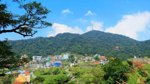三岛县An Phú Motel Tam Đảo的享有以山为背景的城市美景