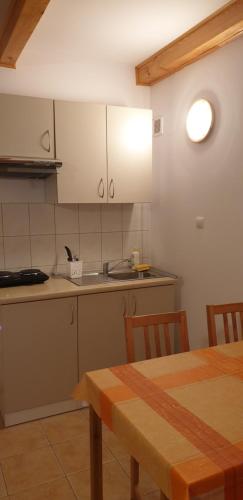 CiekocinoMalinowy Dworek的厨房配有桌子、水槽和台面