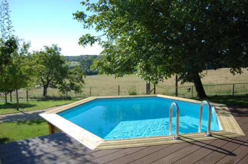 CampsegretLa Petite Maison的享有田野景致的甲板上的游泳池