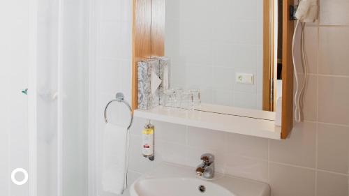 雷克雅未克Center Hotels Skjaldbreid的白色的浴室设有水槽和镜子