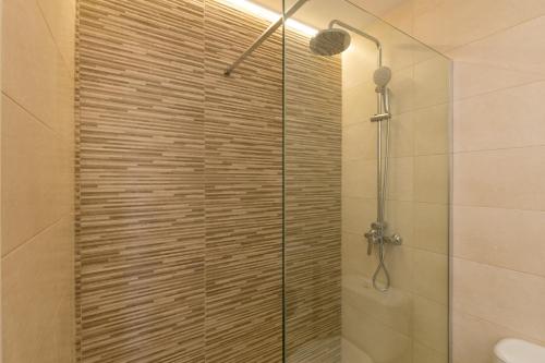 卡拉恩波特Apartamento recién reformado en Cala en Porter的浴室里设有玻璃门淋浴