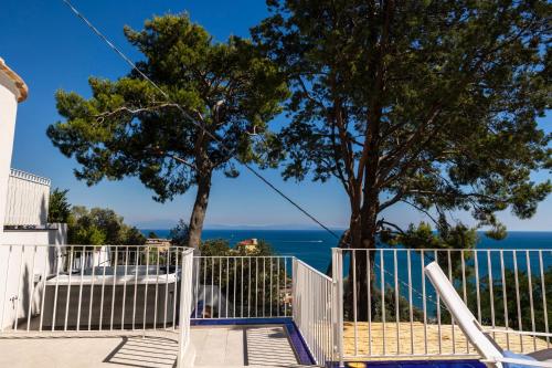 维耶特里Decori Suites Amalfi Coast的海景白色门
