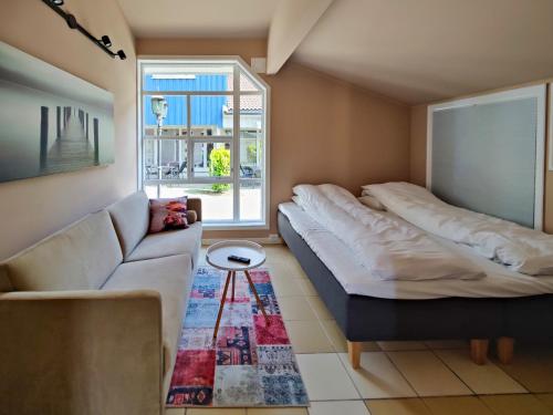 Kongsgata Apartments的一间带两张床和一张沙发的客厅