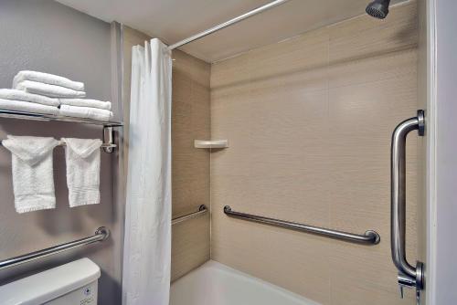 朗代尔Studio 6 Suites Lawndale, CA South Bay的带淋浴、卫生间和毛巾的浴室