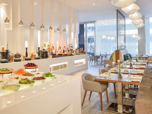 迪拜Grand Mercure Dubai City的一间提供自助餐的餐厅,供应各种食物
