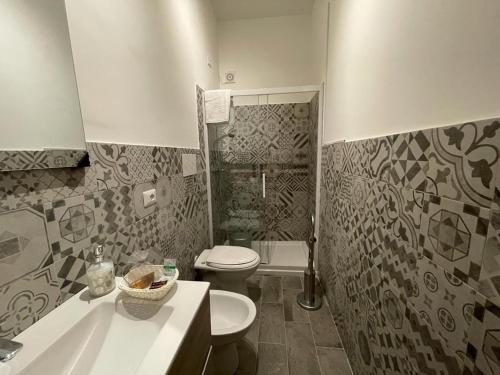 雷焦卡拉布里亚Al Cortile的浴室配有卫生间、盥洗盆和浴缸。