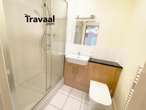 法恩伯勒Travaal.©om - 2 Bed Serviced Apartment Farnborough的带淋浴、盥洗盆和卫生间的浴室