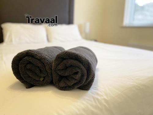 法恩伯勒Travaal.©om - 2 Bed Serviced Apartment Farnborough的床上有两条毛巾