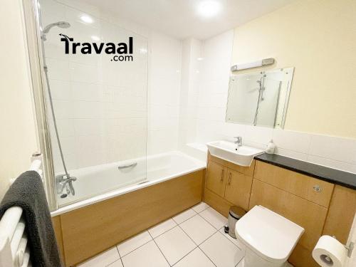 法恩伯勒Travaal.©om - 2 Bed Serviced Apartment Farnborough的浴室配有卫生间、浴缸和水槽。