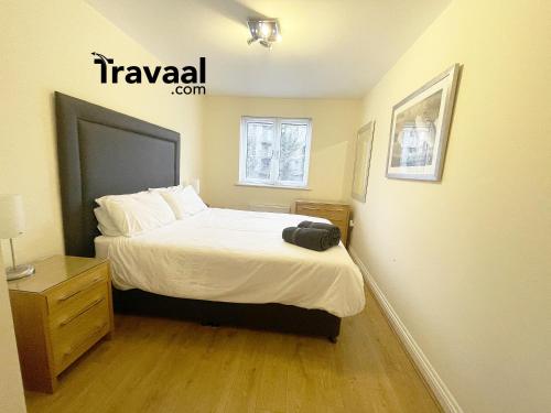 法恩伯勒Travaal.©om - 2 Bed Serviced Apartment Farnborough的一间卧室配有一张床、梳妆台和一张西德西德西德西德床。