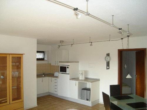 格伦察-维伦埃里卡公寓的一间厨房,内设白色橱柜和一张桌子