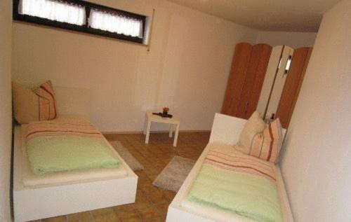 格伦察-维伦埃里卡公寓的客房设有两张床和一张带窗户的桌子。