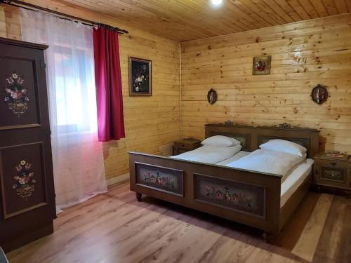 普拉伊德Country Chalet的小木屋内一间卧室,配有两张床
